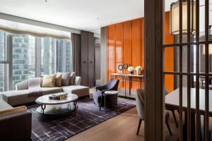 Ruang duduk di The St. Regis Hong Kong