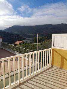 un balcone con vista su una montagna di Paraíso da Foz do Sabor a Torre de Moncorvo Altre 15 foto
