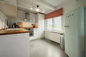 Η κουζίνα ή μικρή κουζίνα στο Strandhaus am Mühlendamm - Meerblick, Sauna und Ofen