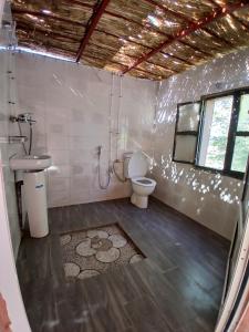 Ένα μπάνιο στο "Par 4 chemins" Atypical Stopover