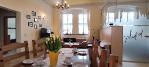a living room with a table and a couch at Apartment Madrid Garten & Pool als Extra möglich barrierefrei in Mühlhausen