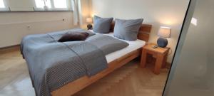 a bedroom with a bed with a blue blanket on it at Apartment Madrid Garten & Pool als Extra möglich barrierefrei in Mühlhausen