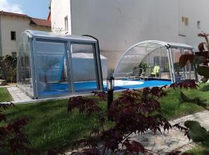 a house with a swimming pool in a yard at Apartment Madrid Garten & Pool als Extra möglich barrierefrei in Mühlhausen +11 photos