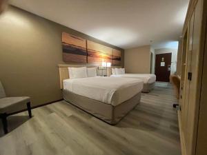 Postel nebo postele na pokoji v ubytování Days Inn by Wyndham Seatac Airport