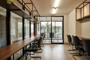 a conference room with a long table and chairs at Seu Refúgio Sofisticado no Centro de Maringá in Maringá