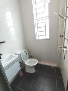 Ένα μπάνιο στο Empire Citystay at Moyan-4Queen +3 φωτογραφίες