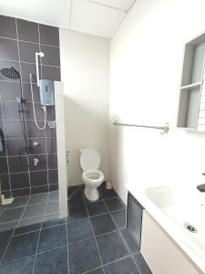 Ένα μπάνιο στο Empire Citystay at Moyan-4Queen