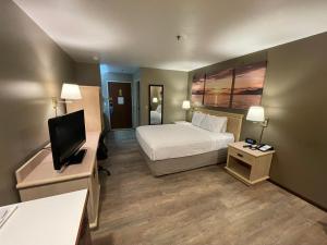 Postel nebo postele na pokoji v ubytování Days Inn by Wyndham Seatac Airport