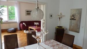 a living room with a table and a couch at Apartment Kunsthaus Panorama 1 OG mit Balkon in Nordhausen