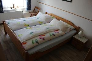 a bedroom with a bed with a wooden headboard at Up Höcht in Osteel