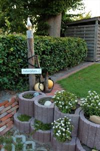 a garden with a water fountain in a yard at Up Höcht in Osteel