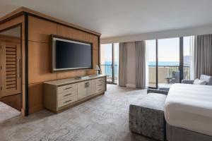 TV a/nebo společenská místnost v ubytování Fort Lauderdale Marriott Harbor Beach Resort & Spa