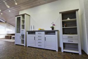 a room with white drawers and a counter at Ferienwohnung am Harz in Seesen