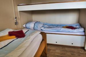 due letti a castello in una piccola stanza di Finnenhaus 6 a Lubecca