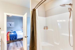 1 dormitorio y baño con ducha. en Spacious, Rustic Spearfish Home Walk to Downtown!, en Spearfish 30 fotos más