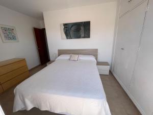 een slaapkamer met een groot wit bed in een kamer bij Tu casa en Doñana in Matalascañas