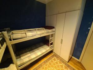 um quarto com 2 beliches e um armário em KL Infinity Pool Hostel em Kuala Lumpur mais 14 fotografias