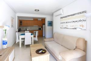 Kuchyňa alebo kuchynka v ubytovaní Cabo Roig La Rotonda, Pool, Beach & Comfort