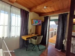Televízia a/alebo spoločenská miestnosť v ubytovaní Haus am Moos