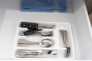 een wit dienblad met zilveren bestek in een lade bij NEW! Aldea Bamboo 3 Terrace & Centro in Cuernavaca