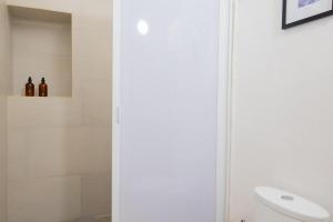 een witte badkamer met douche en wastafel bij NEW! Aldea Bamboo 3 Terrace & Centro in Cuernavaca +27 foto's