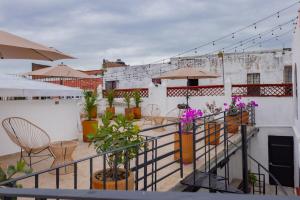 een balkon met stoelen en planten in een gebouw bij NEW! Aldea Bamboo 3 Terrace & Centro in Cuernavaca