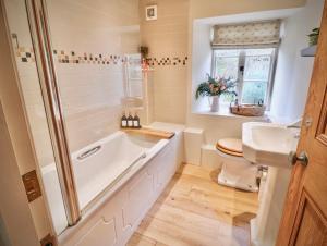 Ένα μπάνιο στο River Dance Cottage, Aysgarth +27 φωτογραφίες