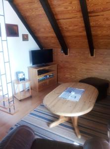 a living room with a coffee table and a tv at Fewo Hoogen in Strandnähe in Friedrichskoog-Spitz