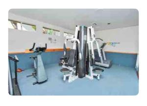una sala con palestra dotata di diverse attrezzature sportive di Ritz Pointe dr a Dana Point