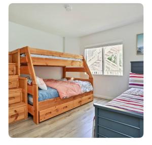 una camera con letto a castello in legno e finestra di Ritz Pointe dr a Dana Point