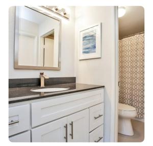 un bagno con lavandino, specchio e WC di Ritz Pointe dr a Dana Point