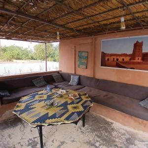 Χώρος καθιστικού στο "Par 4 chemins" Atypical Stopover