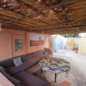 Χώρος καθιστικού στο "Par 4 chemins" Atypical Stopover