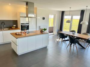 Kuchyň nebo kuchyňský kout v ubytování Ferienhaus Sundowner FH6