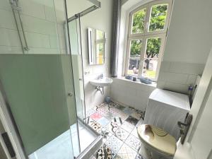 Un baño con ducha, inodoro y lavabo. en Gästehaus Sternschanze - App2 &bdquoKapitänleutnant&ldquo, en Stralsund 7 fotos más