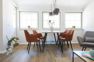 ein Esszimmer mit Tisch und Stühlen in der Unterkunft Villa Fortuna - Suite mit Terrasse in Ostseebad Sellin