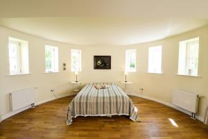 NeuenkirchenFerienwohnung 2 mit schönem Seeblick的带窗户的房间里有一张床的卧室