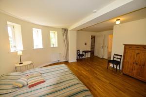 NeuenkirchenFerienwohnung 2 mit schönem Seeblick的一间卧室,卧室内配有一张床和椅子