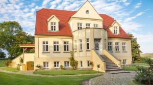 NeuenkirchenFerienwohnung 2 mit schönem Seeblick的一座红色屋顶的大房子