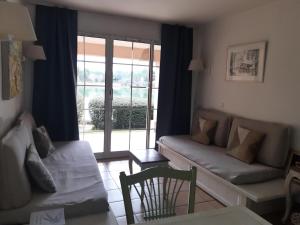 un salon avec un canapé et un balcon dans l'établissement Village Pont Royal en Provence - maeva Home - Appartement 2 pièces 5 personnes Confort MAE-2264, à Mallemort 29 autres photos
