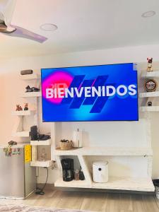 a large sign on a wall with a sign for thebenzombies at Estudio con funciones inteligentes AC full moderno in San Salvador