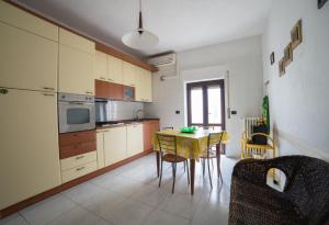 une cuisine avec une table et une salle à manger dans l'établissement La Casa Di Rosa, à Matera