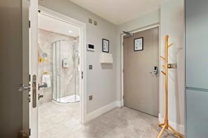 a bathroom with a shower and a glass door at Beautiful Apartment in City Centre with Free Parking, Self-Check-In, Fast WiFi, Smart TV and Rooftop Terrace by Yoko Property in Leicester