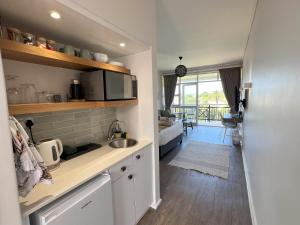 Η κουζίνα ή μικρή κουζίνα στο Ocean Daze Brookes Hill Suites - Beachfront Spot