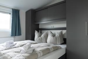 ein Schlafzimmer mit zwei Betten mit Handtüchern darauf in der Unterkunft Chalet bis sechs Personen ohne Hund - a61179 in Norden