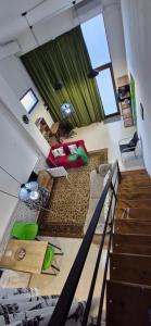 una vista aérea de una sala de estar con cortinas verdes en Green apartment, en Tiflis