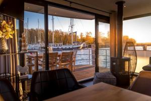 een restaurant met uitzicht op een boot in het water bij Hausboot freiZeit - LP4 in Peenemünde
