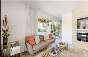 Indian Wells Mtn Cove with Kitchen Living Room Patio Firepit BBQ Tennis Stadium في إينديان ويلس: غرفة معيشة بها أريكة وطاولة