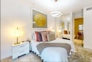 Indian Wells Mtn Cove with Kitchen Living Room Patio Firepit BBQ Tennis Stadium في إينديان ويلس: غرفة نوم بسرير ومصباح ومرآة +17 صورة