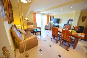 un soggiorno con un divano e un tavolo di Sonnenkliff OG a Groß Zicker